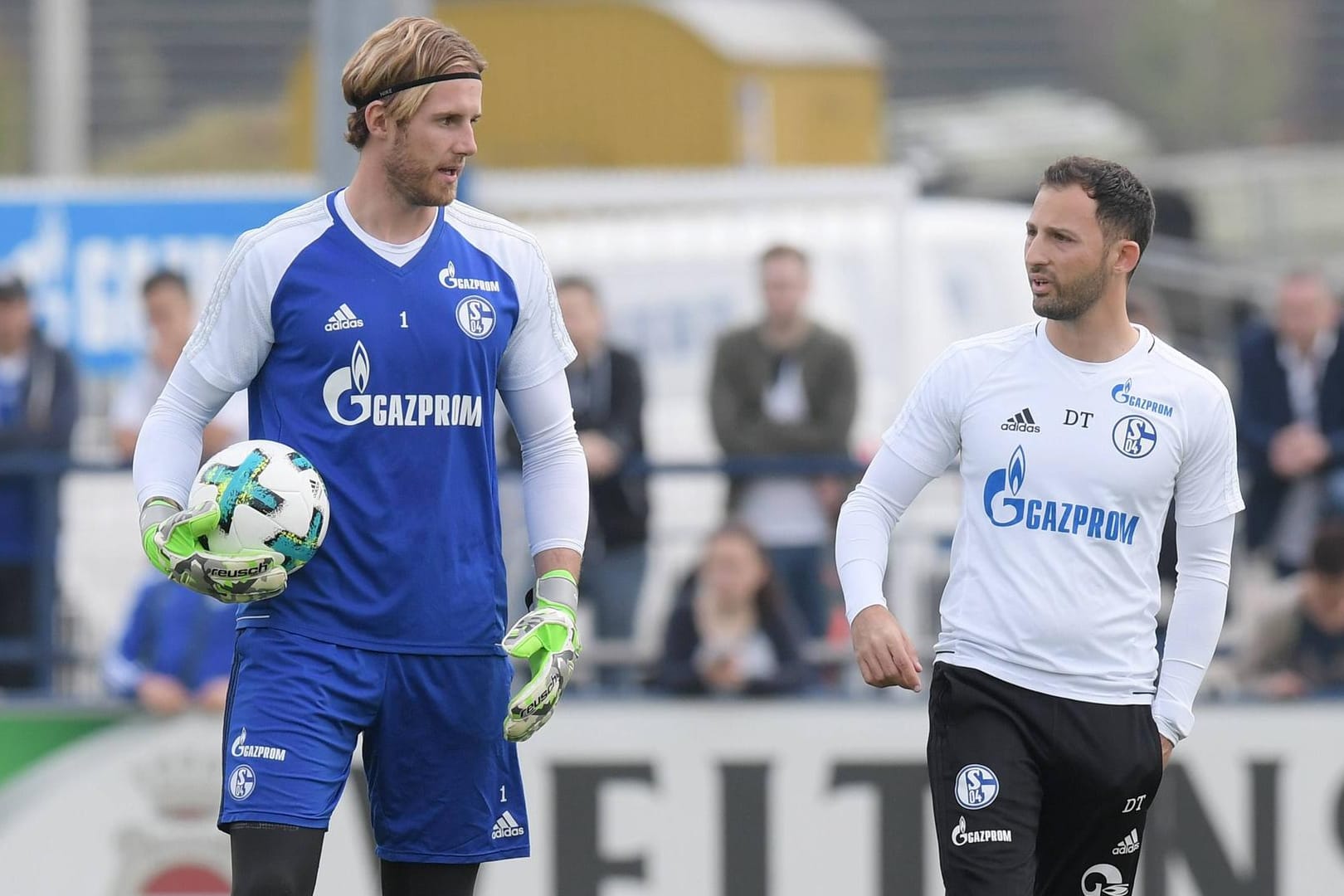 Ralf Fährmann (l.) spricht von Domenico Tedesco in den höchsten Tönen.