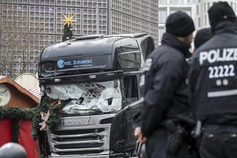 Polizisten stehen am Tag nach dem Anschlag im Dezember 2016 neben dem beschädigten Lkw am Weihnachtsmarkt am Berliner Breitscheidplatz.