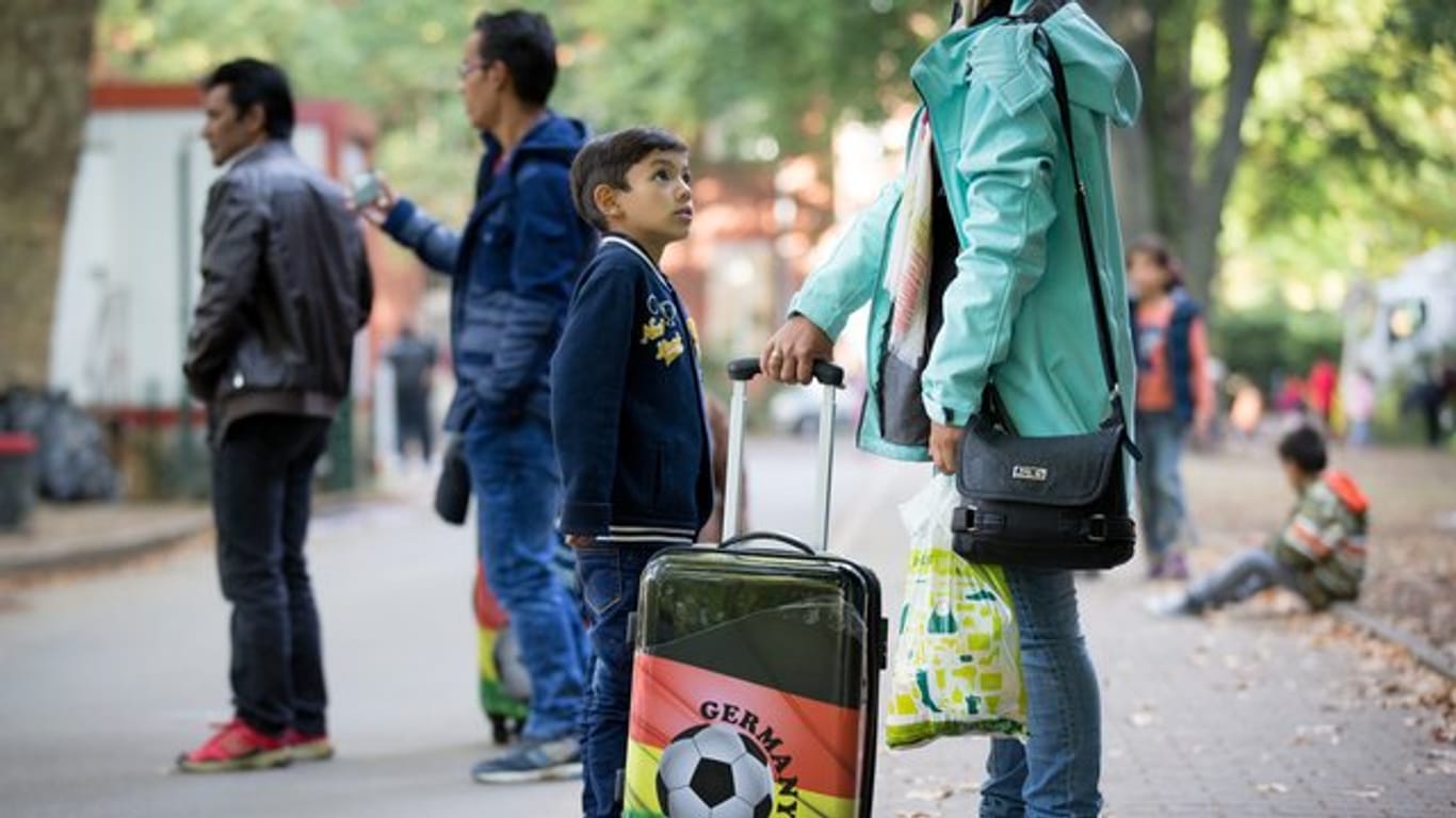 Flüchtlinge warten in Berlin auf ihre Registrierung.