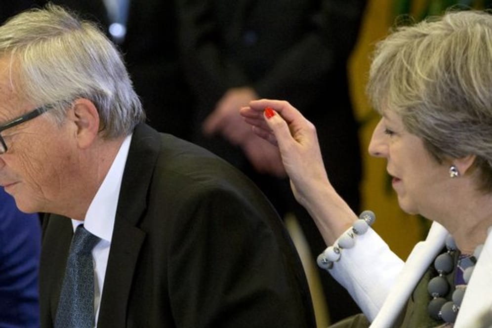 Die britische Premierministerin Theresa May sitzt neben EU-Kommissionspräsident Jean-Claude Juncker.