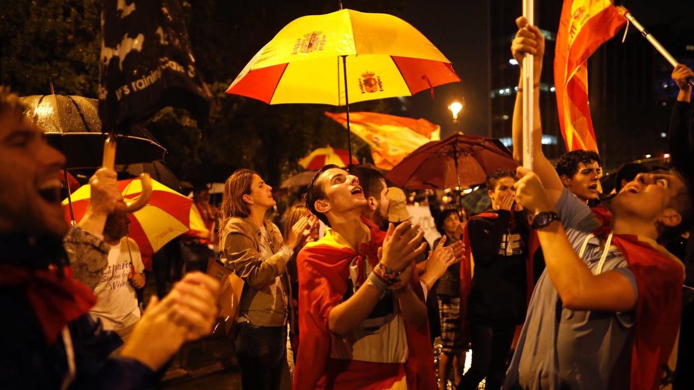 Durch massives Geldabheben von den Banken wollen katalonische Separatisten Druck auf die spanische Regierung ausüben.