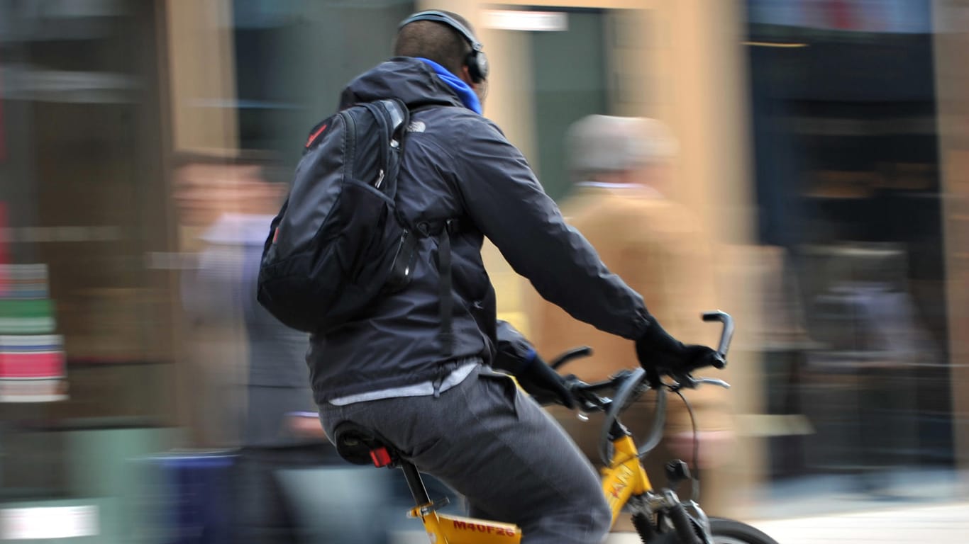Kopfhörer beim Radfahren können eine Gefahrenquelle sein.