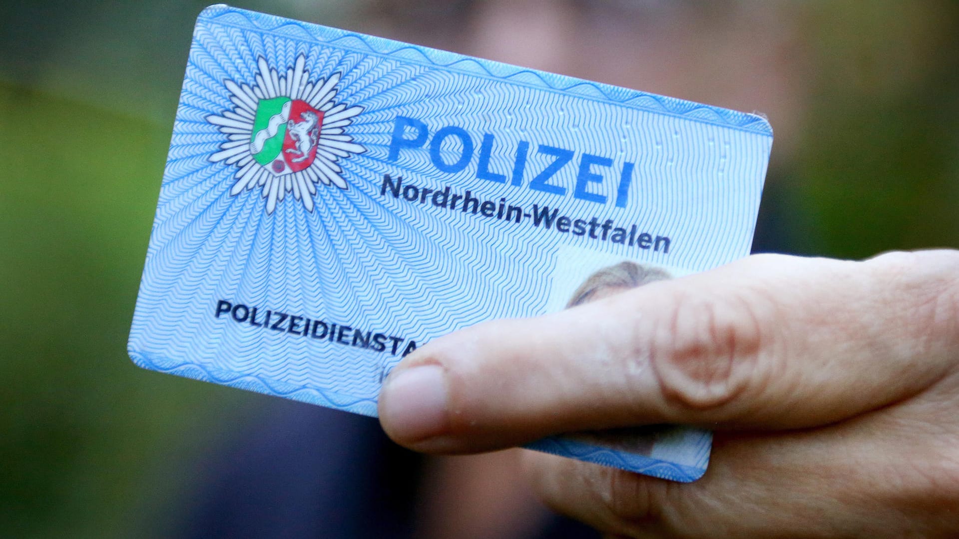 Kommt die Polizei vorbei, sollten Sie sich immer die Dienstausweise der Beamten zeigen lassen.