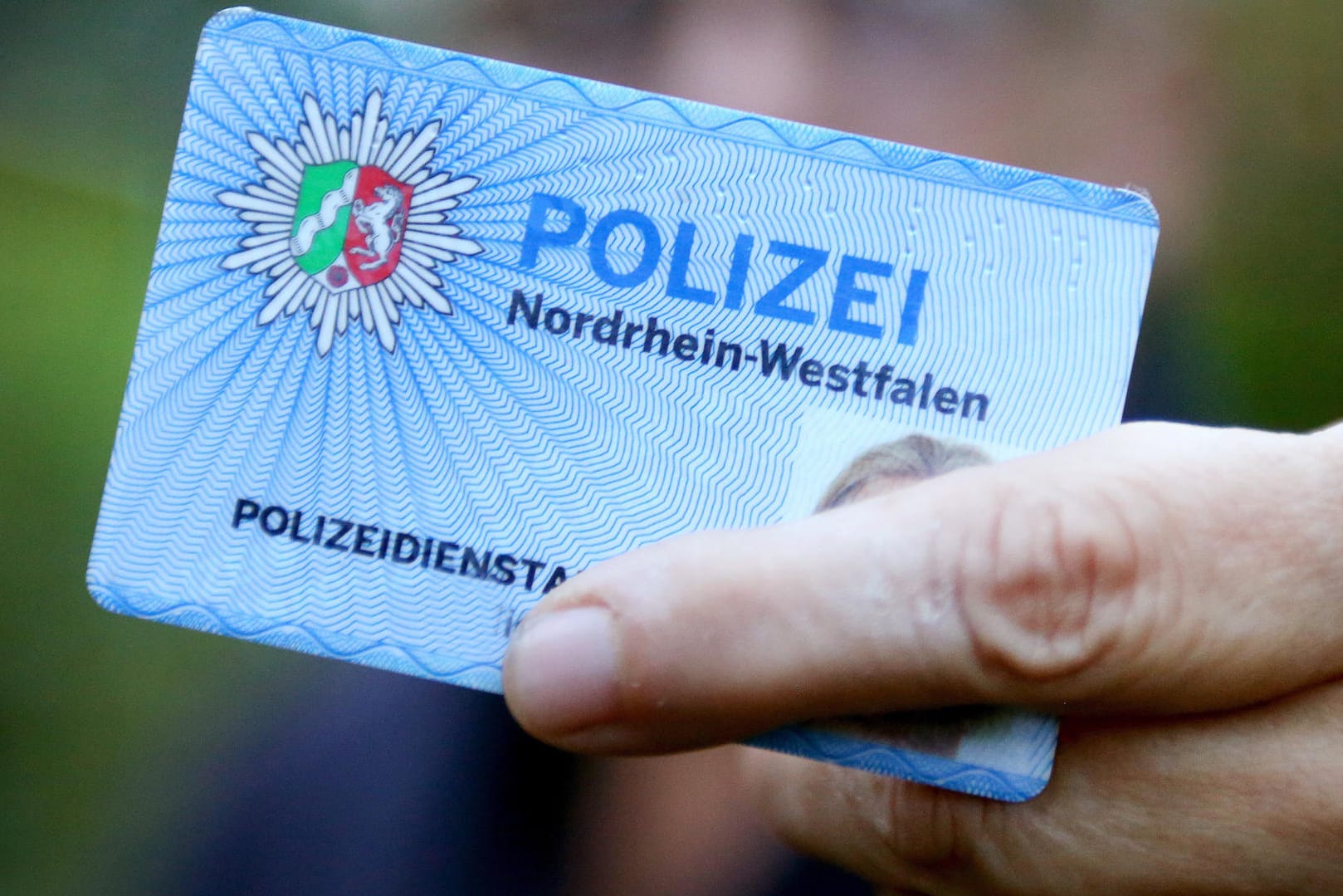 Kommt die Polizei vorbei, sollten Sie sich immer die Dienstausweise der Beamten zeigen lassen.