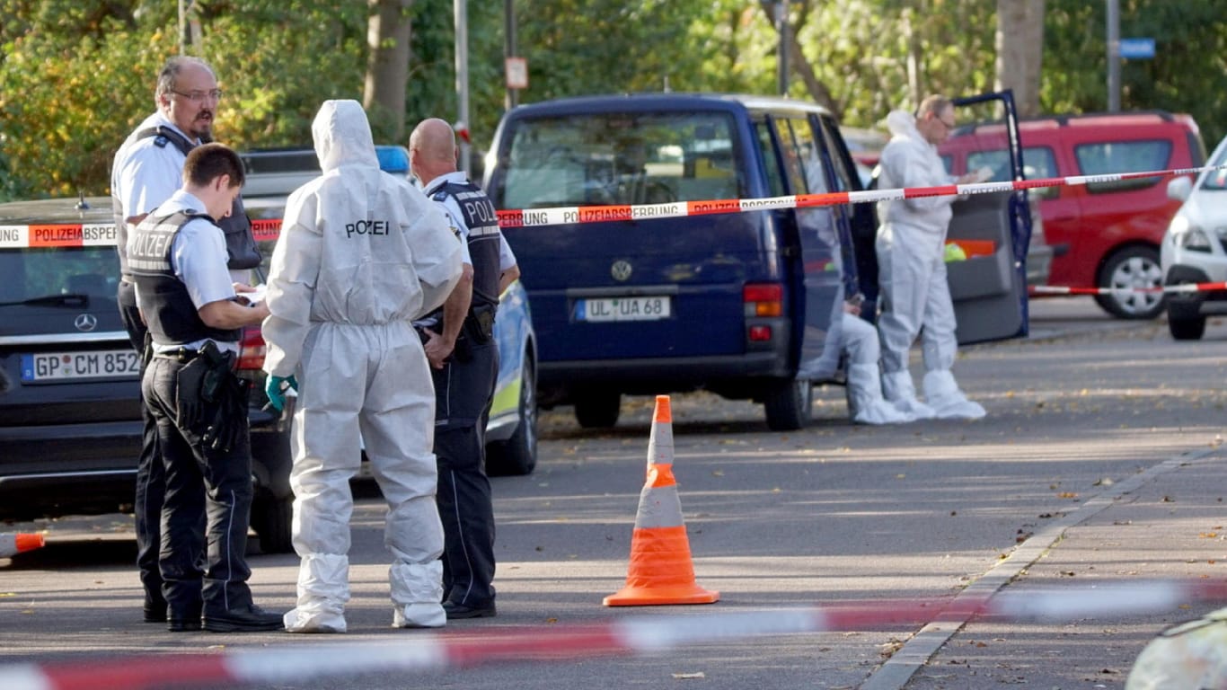 Ermittler der Polizei am Fundort der drei Leichen in Eislingen.