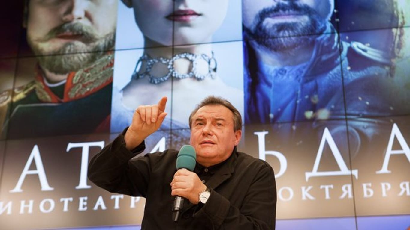 Der russische Regisseur Alexej Utschitel bei einer Pressekonferenz in Moskau.