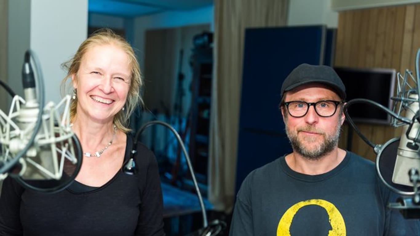 Cornelia Funke und Schauspieler Bjarne Mädel bei der der Aufnahmen zu "Drachenreiter - Die Vulkan-Mission" in Hamburg.