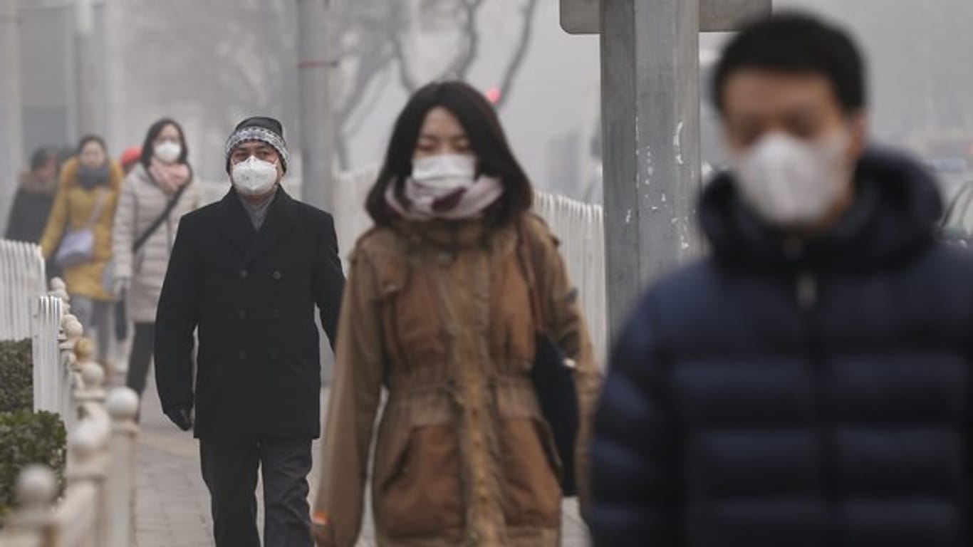 Nicht ohne Maske: Atemschutz gehört in Peking mittlerweile zum Alltag.
