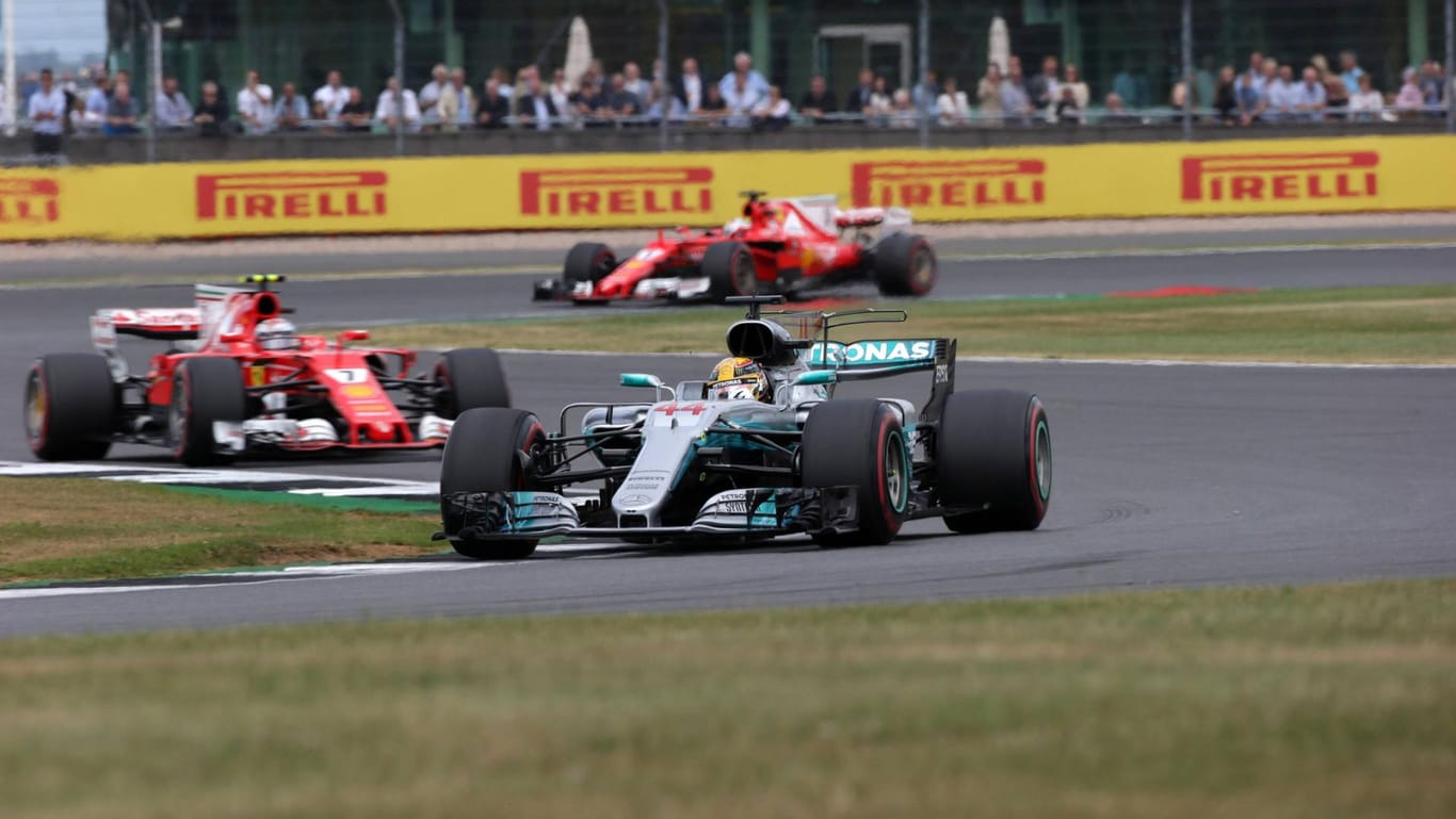 Künftig im Internet zu sehen? Der Zweikampf zwischen Mercedes und Ferrari.
