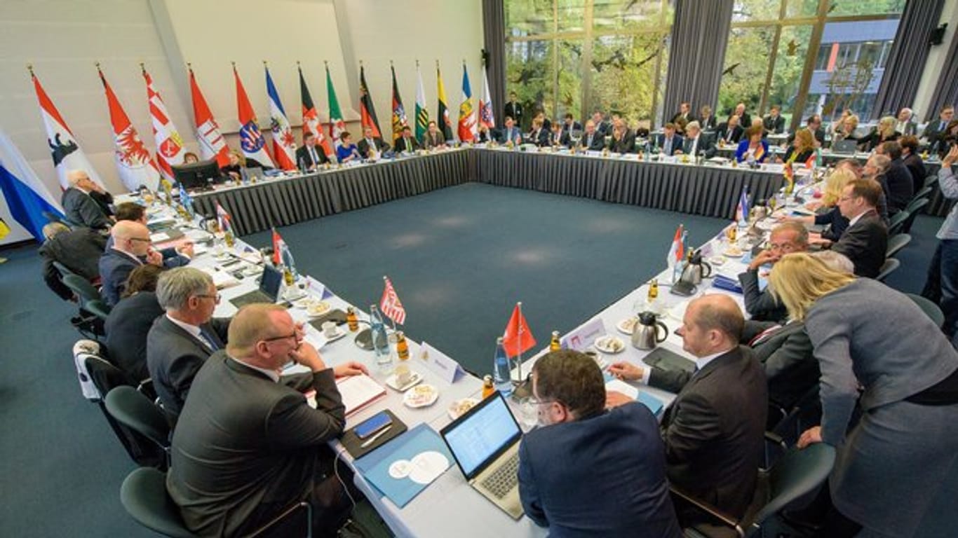 Die Ministerpräsidenten der Länder sitzen bei der Jahreskonferenz der Ministerpräsidenten der Länder im Schloss Halberg in Saarbrücken zusammen.