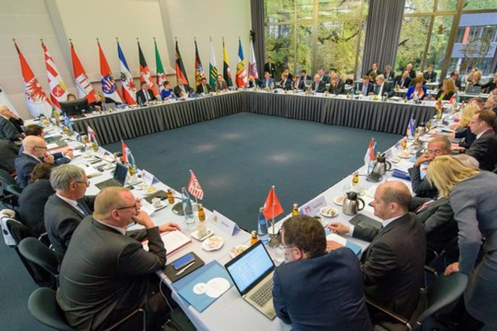 Die Ministerpräsidenten der Länder sitzen bei der Jahreskonferenz der Ministerpräsidenten der Länder im Schloss Halberg in Saarbrücken zusammen.