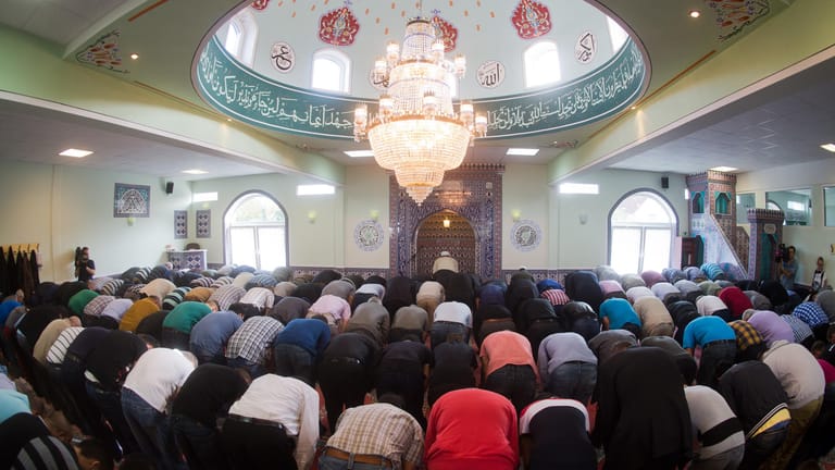 Muslime beten in der Moschee Eyüp Sultan Camii in Ronnenberg in der Region Hannover (Niedersachsen).
