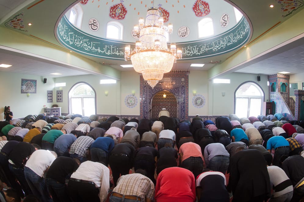 Muslime beten in der Moschee Eyüp Sultan Camii in Ronnenberg in der Region Hannover (Niedersachsen).