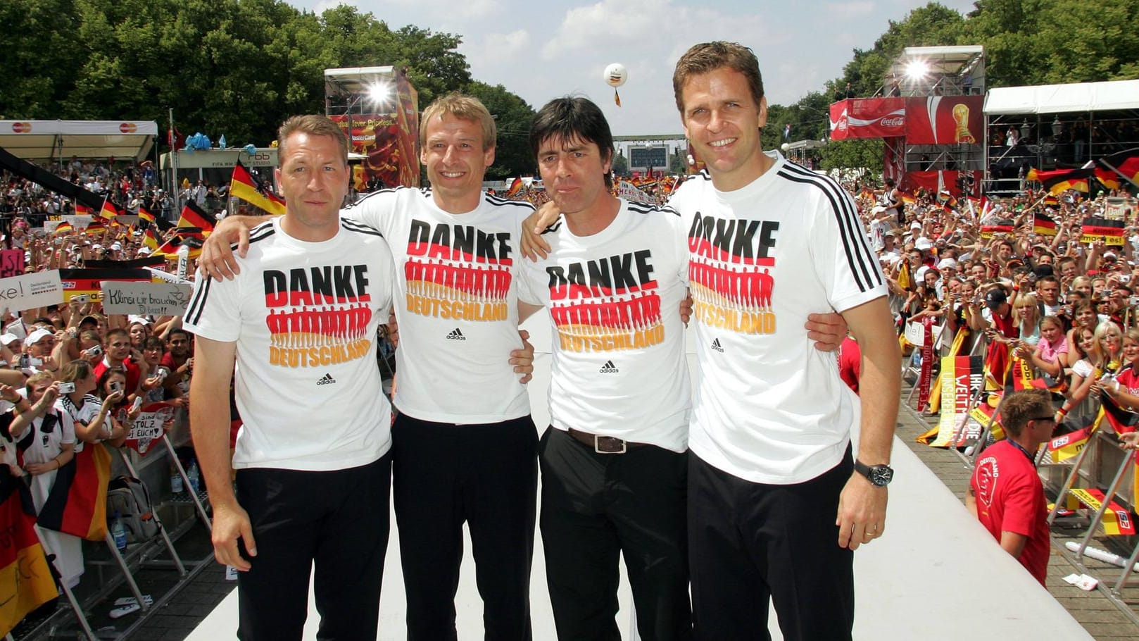 Das Trainer-Team der WM 2006 mit Manager Oliver Bierhoff (r.) bei der WM-Party 2006.