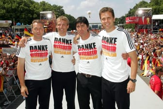 Das Trainer-Team der WM 2006 mit Manager Oliver Bierhoff (r.) bei der WM-Party 2006.