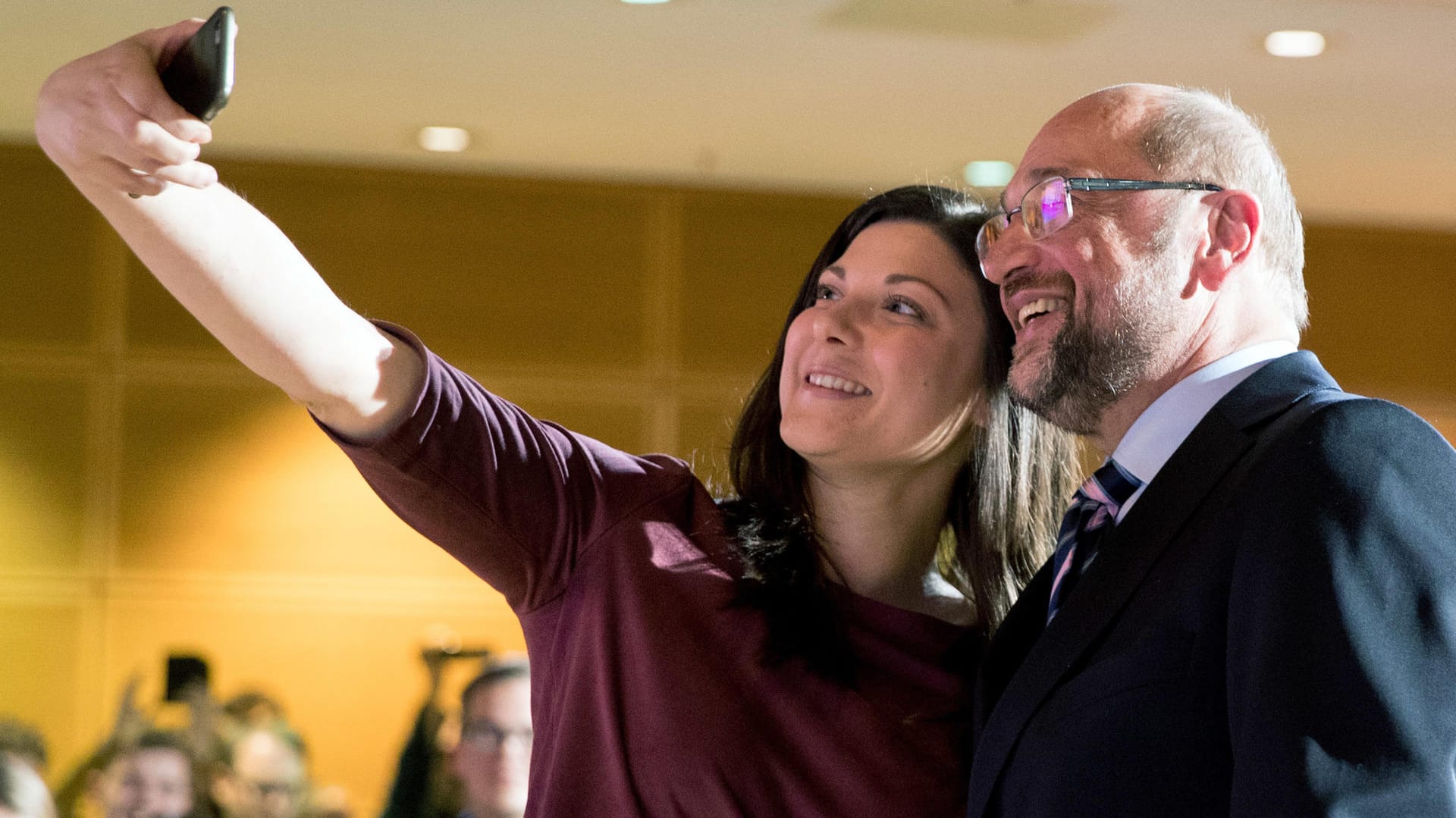 Im Wahlkampf verstehen sie sich noch gut: Der SPD-Chef Martin Schulz macht nach seiner Rede zu Mitgliedern der Jusos mit der Vorsitzenden Johanna Uekermann ein Selfie.