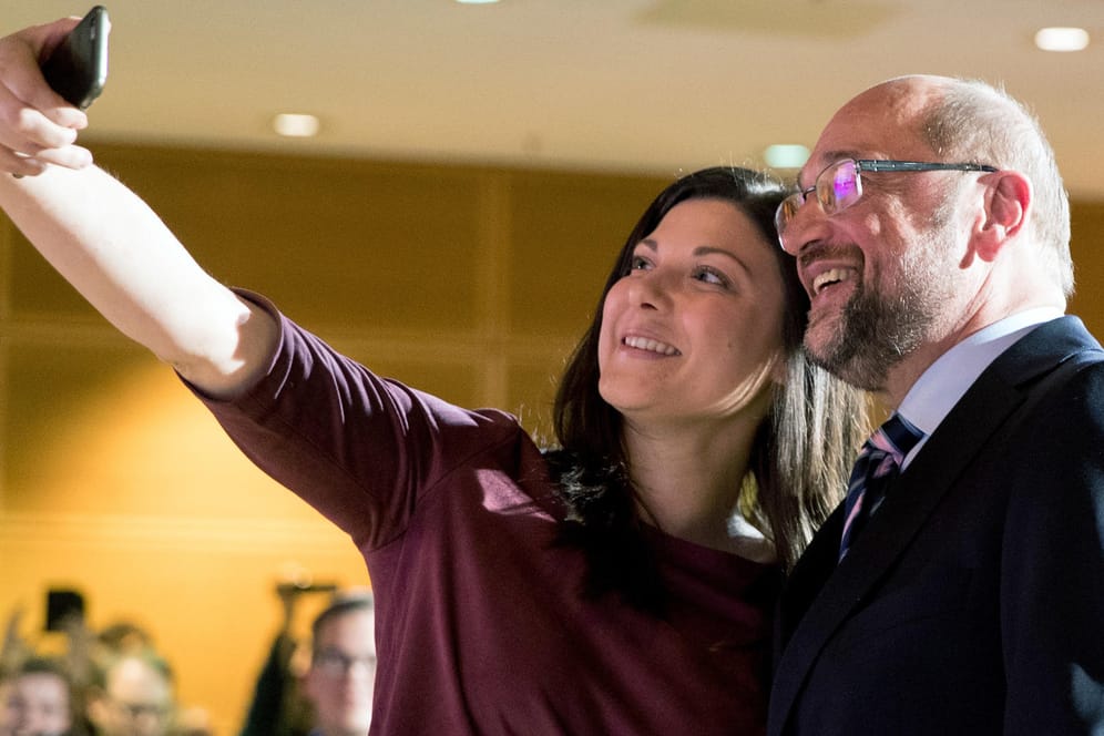 Im Wahlkampf verstehen sie sich noch gut: Der SPD-Chef Martin Schulz macht nach seiner Rede zu Mitgliedern der Jusos mit der Vorsitzenden Johanna Uekermann ein Selfie.
