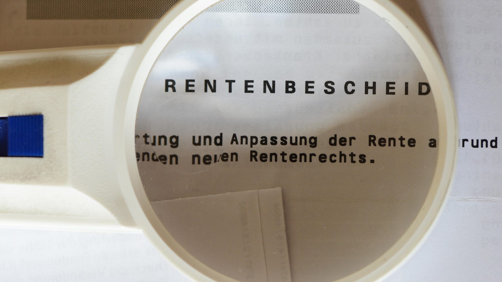 Wird der Rentenbescheid bindend, können Rentenbezieher keine andere Rentenart mehr wählen. Wird der Rentenbescheid bindend, können Rentenbezieher keine andere Rentenart mehr wählen.