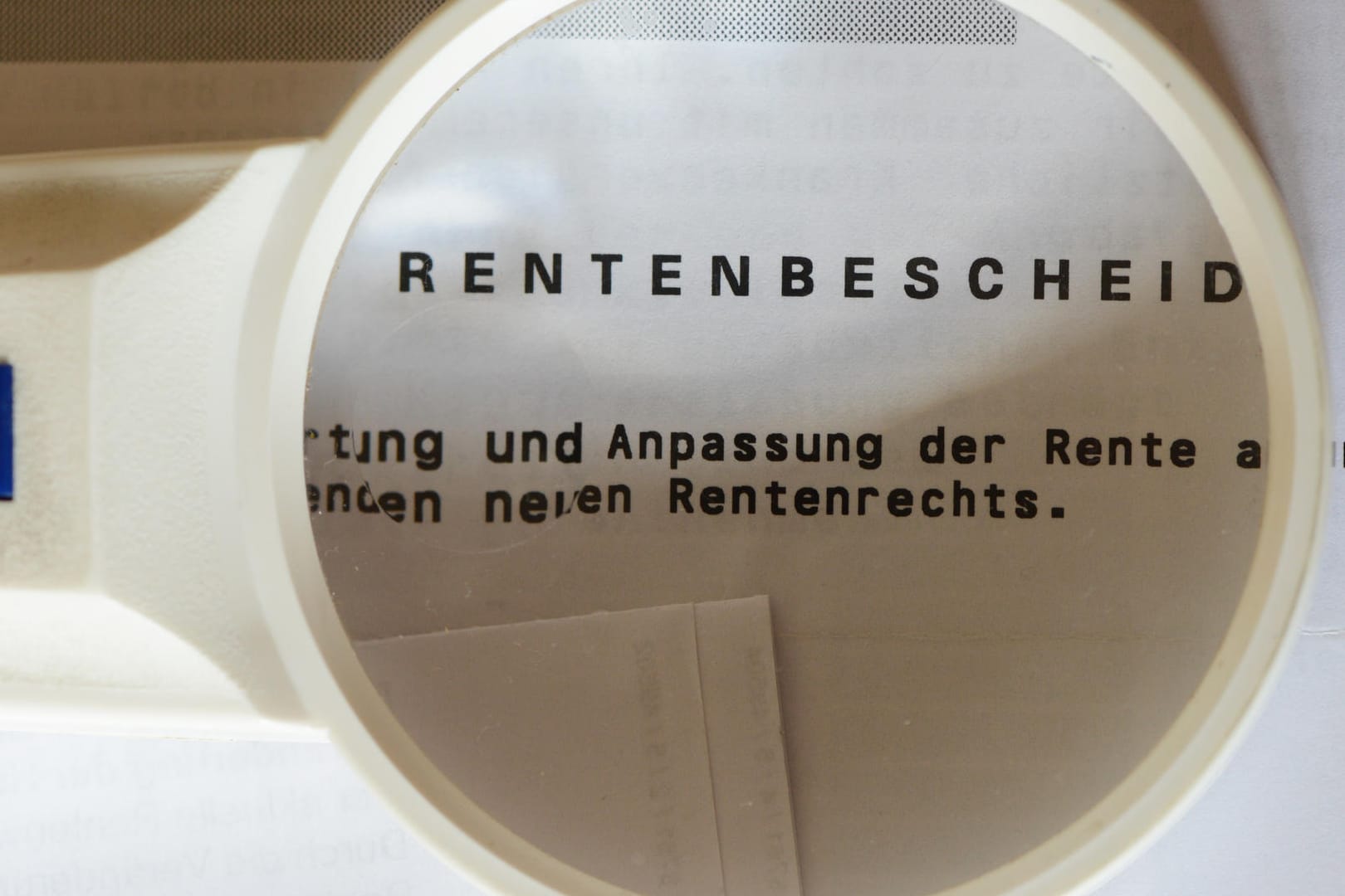 Wird der Rentenbescheid bindend, können Rentenbezieher keine andere Rentenart mehr wählen. Wird der Rentenbescheid bindend, können Rentenbezieher keine andere Rentenart mehr wählen.