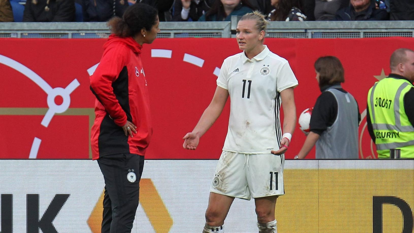 Alexandra Popp (r.) zeigt sich ratlos im Gespräch mit Steffi Jones.