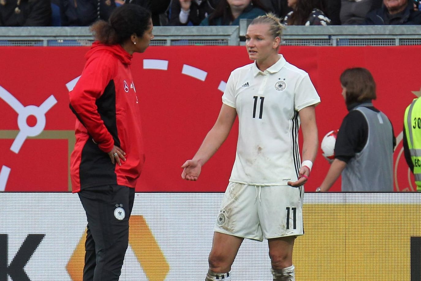 Alexandra Popp (r.) zeigt sich ratlos im Gespräch mit Steffi Jones.