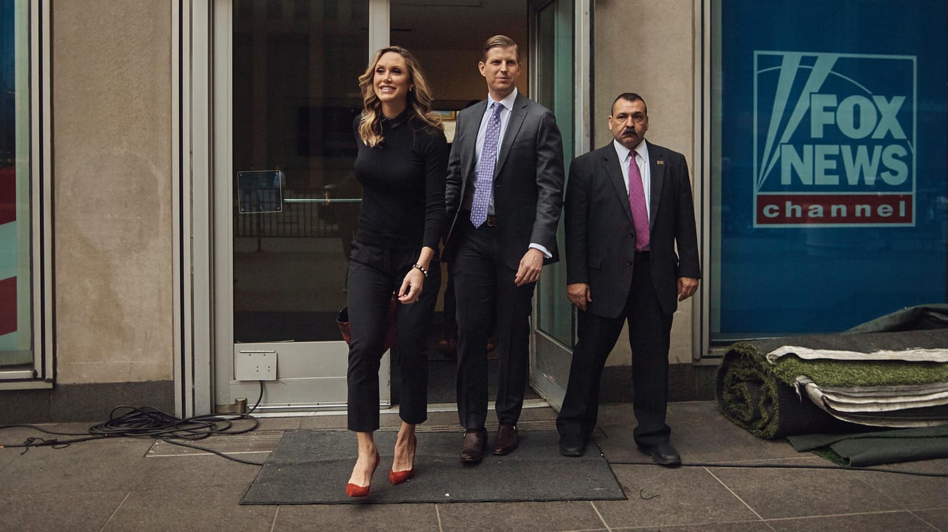 Eric und Lara Trump verlassen nach einem Gastauftritt bei "Fox News" das Studio des TV-Senders in New York.
