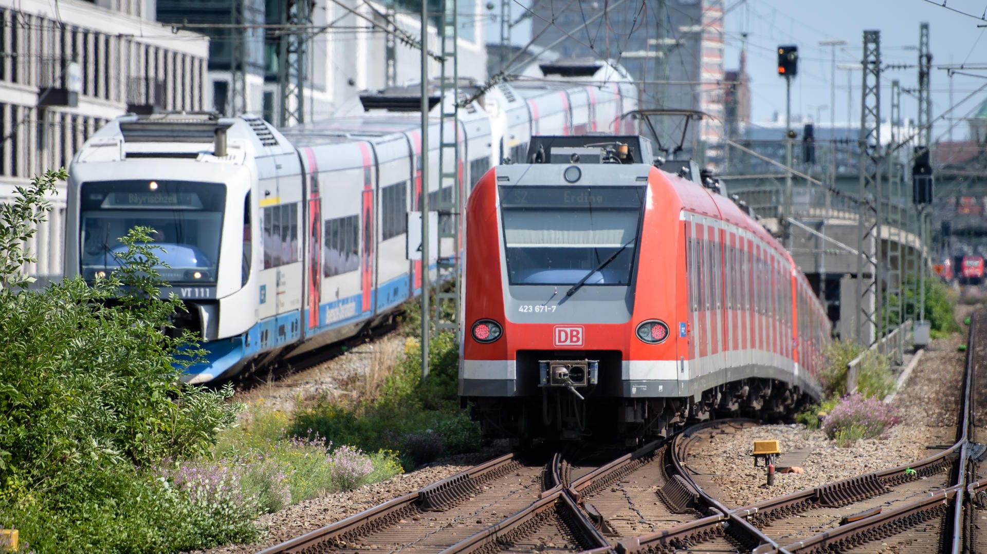 Aufgrund von Einschränkungen im Nahverkehr, müssen Münchener Fahrgäste auf Regionalzüge oder Busse ausweichen. Aufgrund von Einschränkungen im Nahverkehr, müssen Münchener Fahrgäste auf Regionalzüge oder Busse ausweichen.