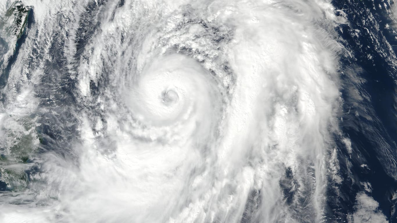 Ein Satellitenbild zeigt das Ausmaß des Tropensturms, der sich auf Japan zubewegt.