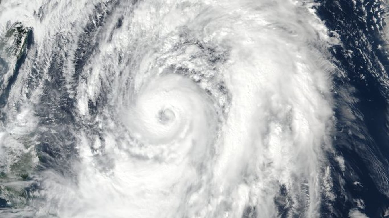 Das NASA-Satellitebild zeigt den Taifun Lan im westlichen Pazifik.