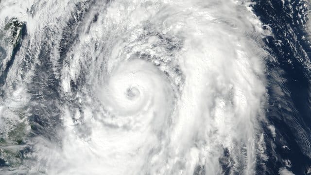 Das NASA-Satellitebild zeigt den Taifun Lan im westlichen Pazifik. Das NASA-Satellitebild zeigt den Taifun Lan im westlichen Pazifik.