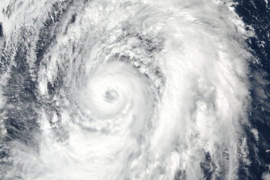 Das NASA-Satellitebild zeigt den Taifun Lan im westlichen Pazifik.