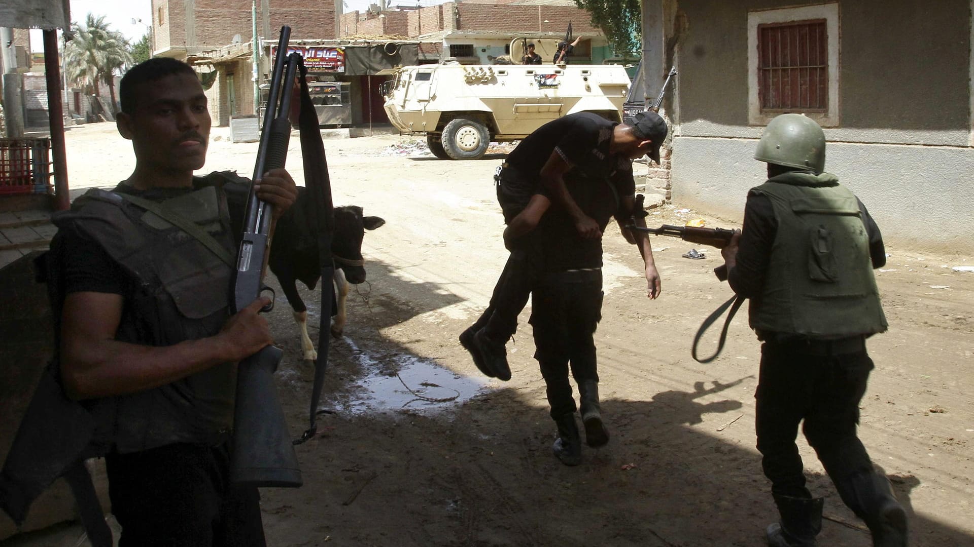 In Ägypten kommt es immer wieder zu Auseinandersetzungen zwischen Sicherheitskräften und Islamisten. Hier ein Foto aus der Stadt Delga im Jahr 2013. In Ägypten kommt es immer wieder zu Auseinandersetzungen zwischen Sicherheitskräften und Islamisten. Hier ein Foto aus der Stadt Delga im Jahr 2013.