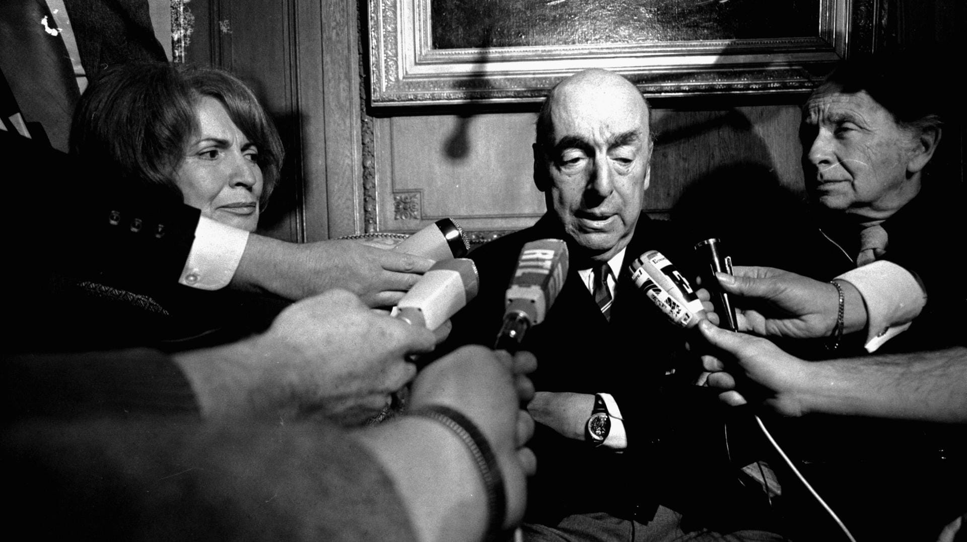 Der chilenische Dichter und Botschafter Chiles in Frankreich, Pablo Neruda, spricht 1971 in Paris zu Reportern, nachdem er zum Literatur-Nobelpreisträger ernannt wurde.