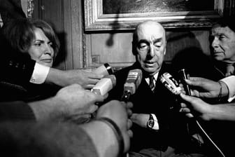 Der chilenische Dichter und Botschafter Chiles in Frankreich, Pablo Neruda, spricht 1971 in Paris zu Reportern, nachdem er zum Literatur-Nobelpreisträger ernannt wurde.