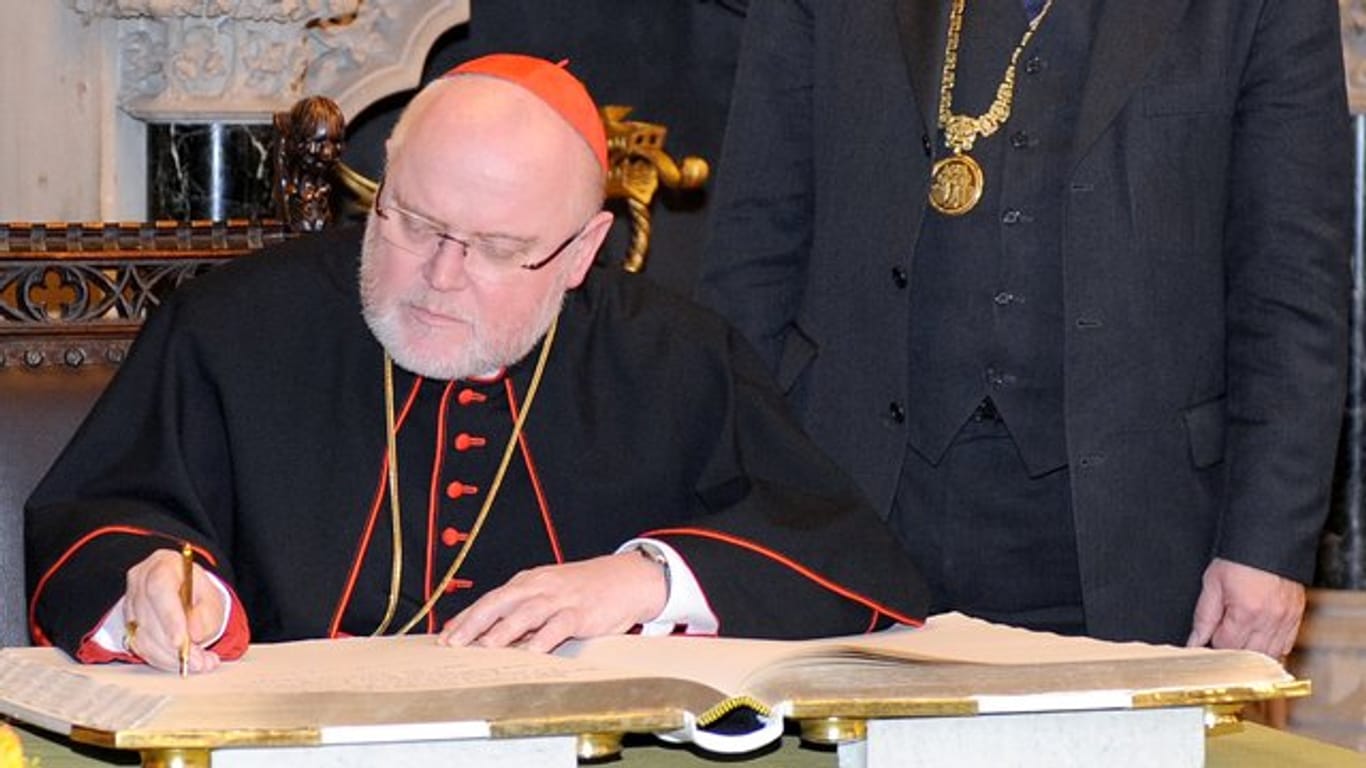 Der Erzbischof von München und Freising Reinhard Marx (l) hat sich in das Goldene Buch der Stadt München eingetragen.