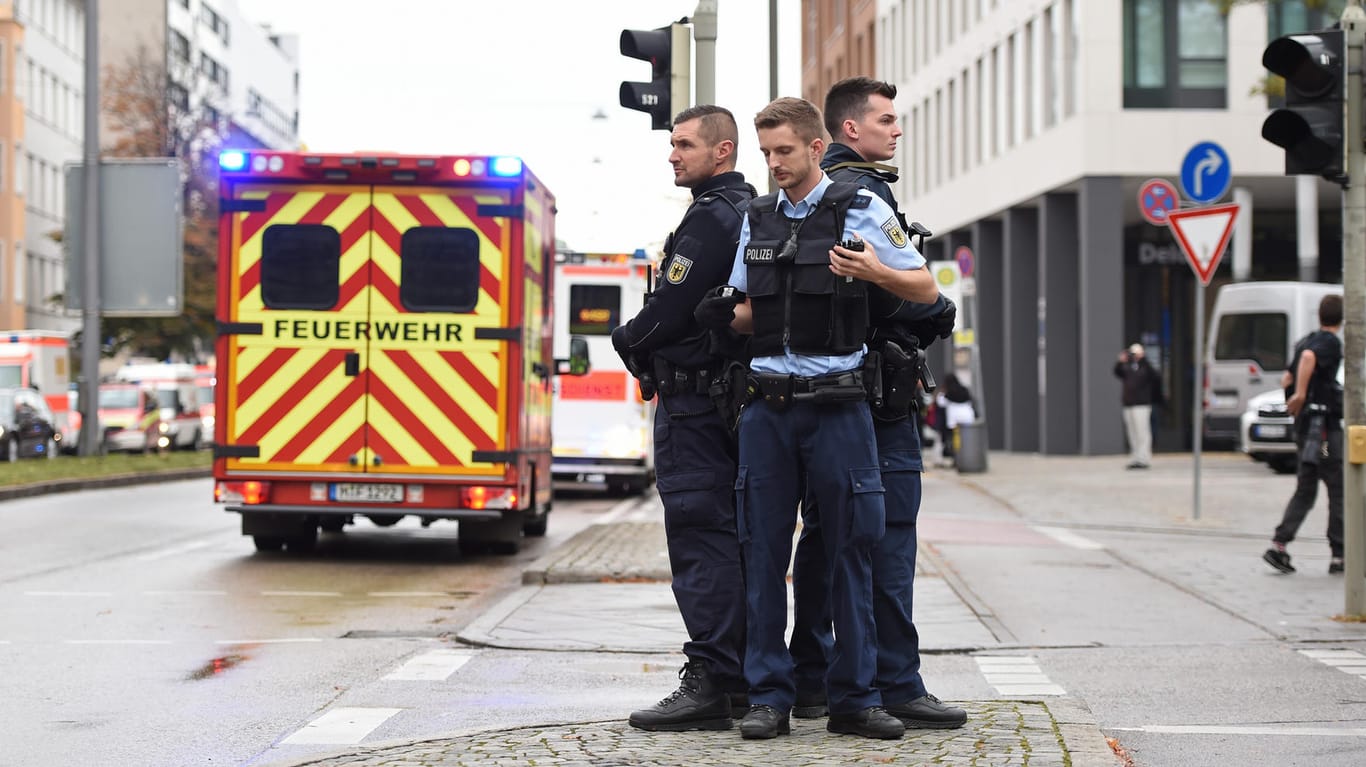 Schwerbewaffnete Polizisten wachen am Rosenheimer Platz in München.