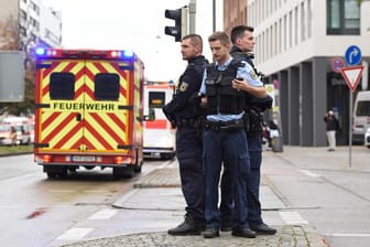 Schwerbewaffnete Polizisten wachen am Rosenheimer Platz in München.