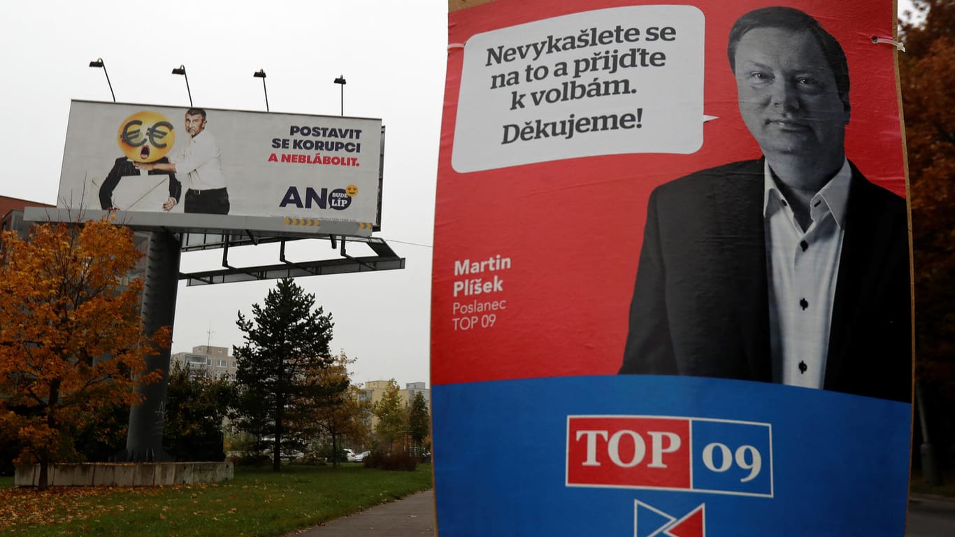 Plakatwerbung mit den tschechischen Spitzenkandidaten Martin Pilsek (Top09) und Andrej Babis (ANO) rufen zum Wählen auf.