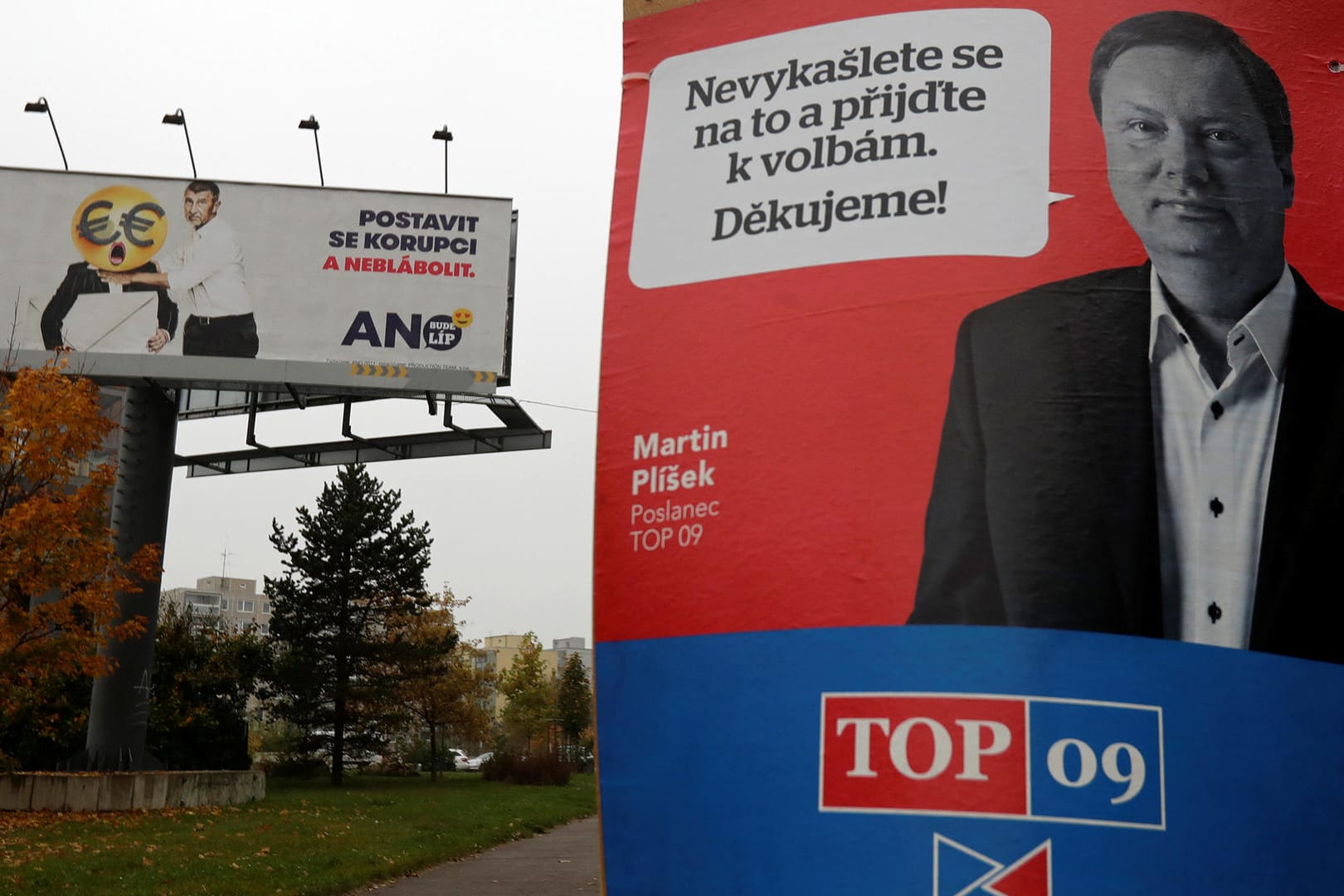Plakatwerbung mit den tschechischen Spitzenkandidaten Martin Pilsek (Top09) und Andrej Babis (ANO) rufen zum Wählen auf.