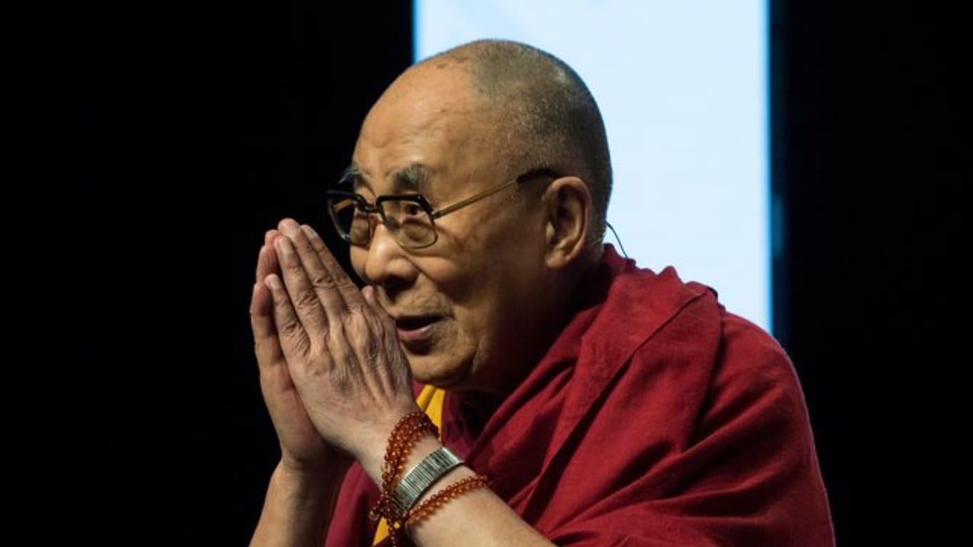 Der Dalai Lama spricht im September während seines Besuchs in Frankfurt am Main.