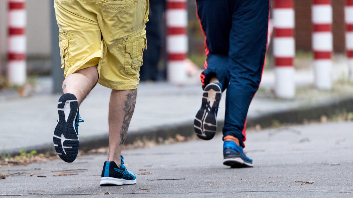 Kaum etwas baut Stress so gut ab wie Sport. Einige Häftlinge der JVA Plötzensee in Berlin nehmen deshalb an einem regelmäßigen Lauftraining teil.