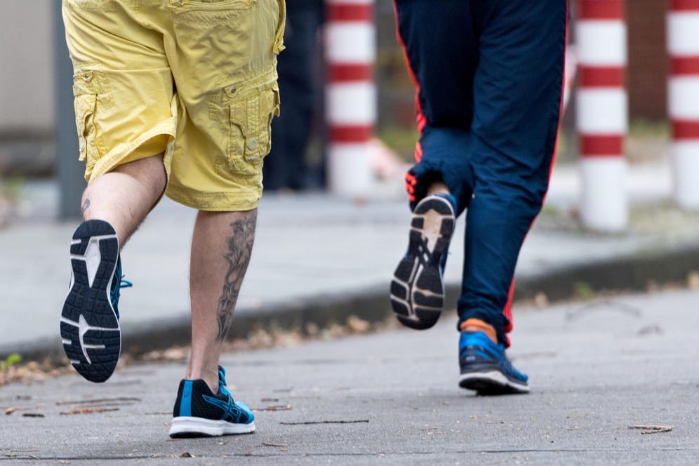 Kaum etwas baut Stress so gut ab wie Sport. Einige Häftlinge der JVA Plötzensee in Berlin nehmen deshalb an einem regelmäßigen Lauftraining teil.