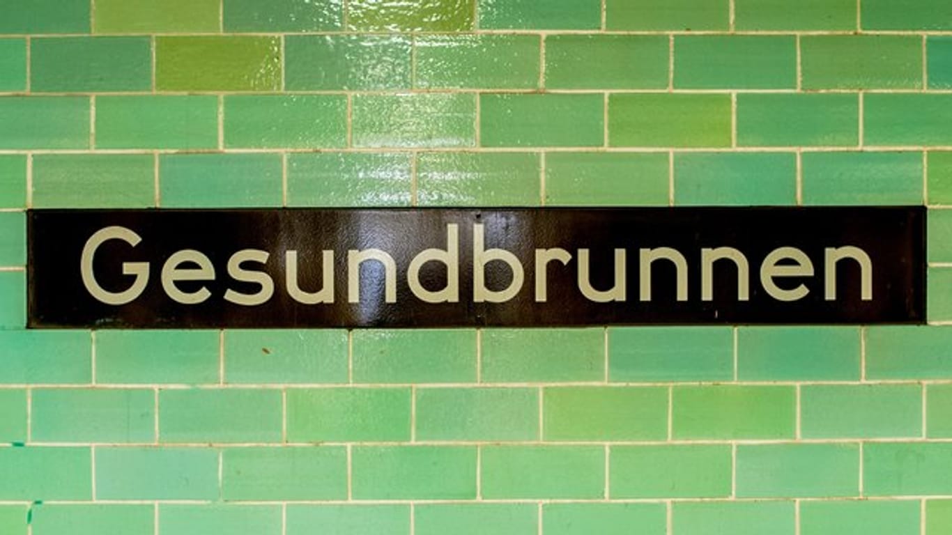 Der Stationsname im U-Bahnhof "Gesundbrunnen" in Berlin.