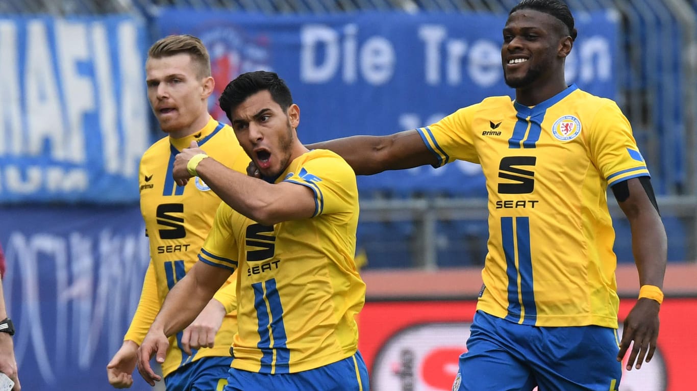 Braunschweigs Özkan Yildirim bejubelt seinen Treffer zum 1:0 gegen den VfL Bochum mit Steve Breitkreuz (l) und Joseph Baffo.
