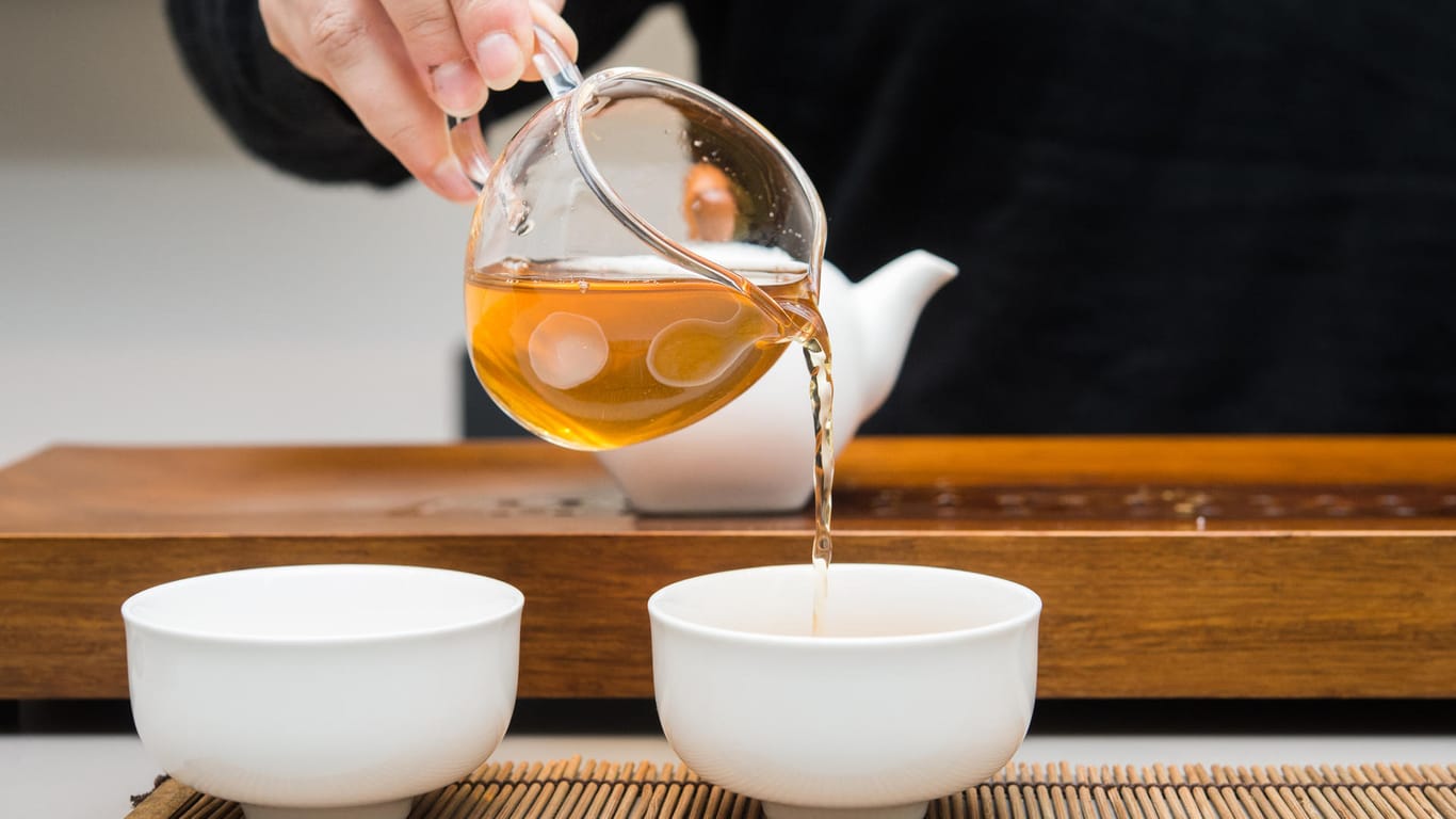 Tee: Eine Teezeremonie bringt Ruhe in einen stressigen Tag.