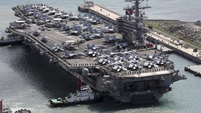 Korea-Krise: Der US-Flugzeugträger USS Ronald Reagan wird in Busan nach einer gemeinsamen Übung mit dem südkoreanischen Militär in den Hafen geschleppt. Korea-Krise: Der US-Flugzeugträger USS Ronald Reagan wird in Busan nach einer gemeinsamen Übung mit dem südkoreanischen Militär in den Hafen geschleppt.