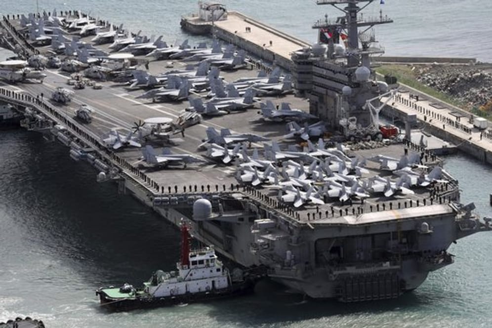Korea-Krise: Der US-Flugzeugträger USS Ronald Reagan wird in Busan nach einer gemeinsamen Übung mit dem südkoreanischen Militär in den Hafen geschleppt.