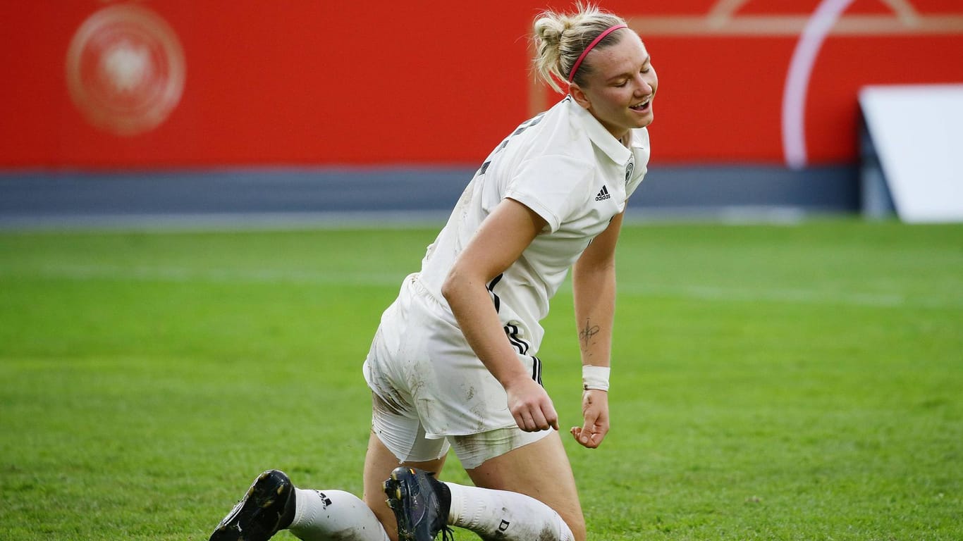 Alexandra Popp traf gegen Island, doch das änderte nichts an der 2:3-Niederlage