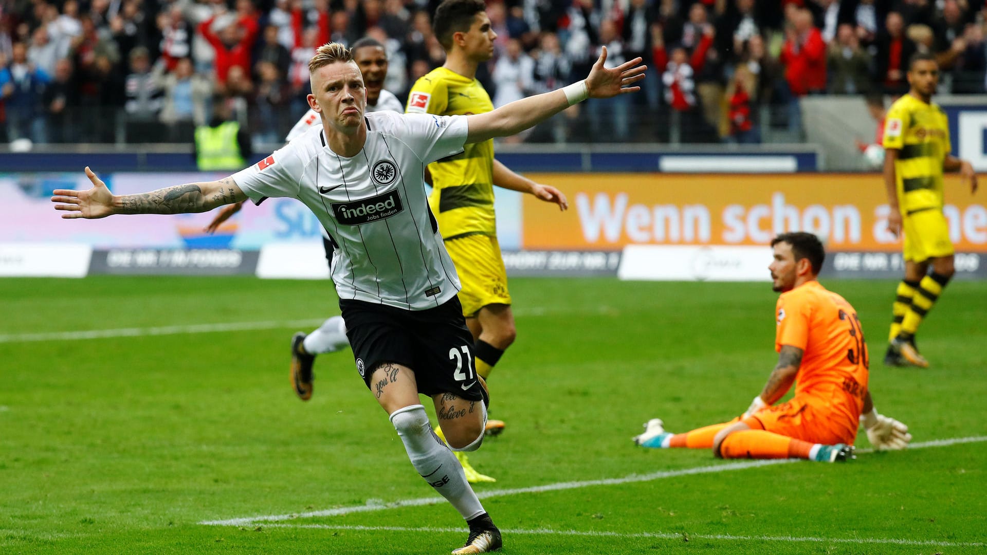 Marius Wolf dreht jubelnd ab, im Hintergrund leiden Marc Bartra und Roman Bürki. Marius Wolf dreht jubelnd ab, im Hintergrund leiden Marc Bartra und Roman Bürki.