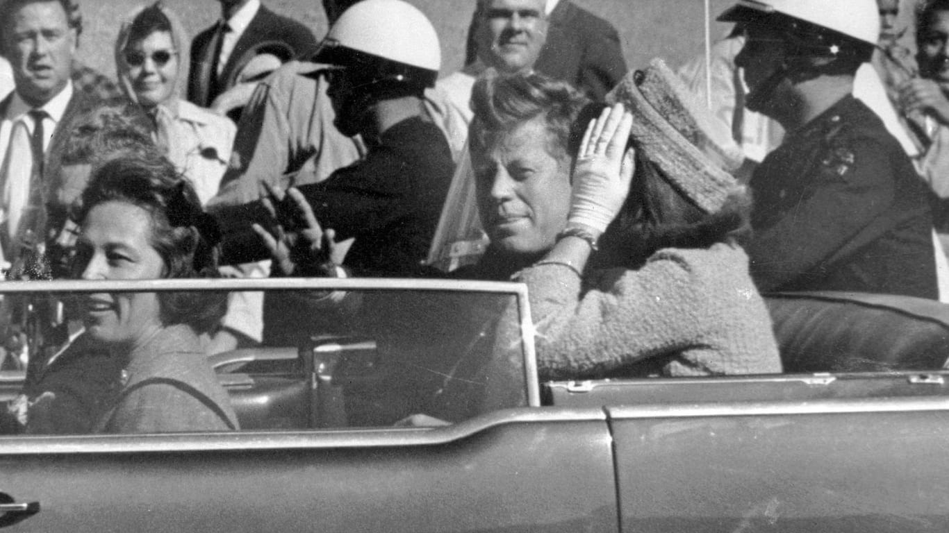 Nur wenige Augenblicke vor dem Attentat auf den 35. Präsidenten der USA: John F. Kennedy und seine Frau Jackie in Dallas.
